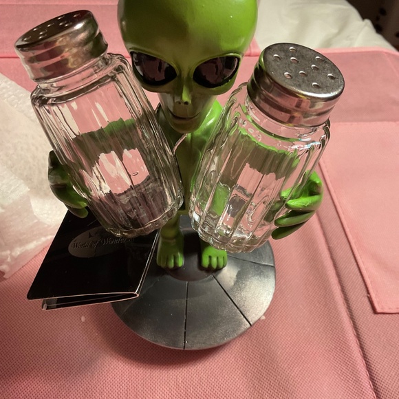 Out of this world unique DWK alien salt and pepper shaker set - Picture 3 of 10
